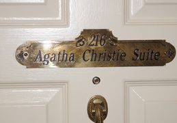 Agatha, Archie und Kate Adie - display this album Agatha, Archie und Kate Adie